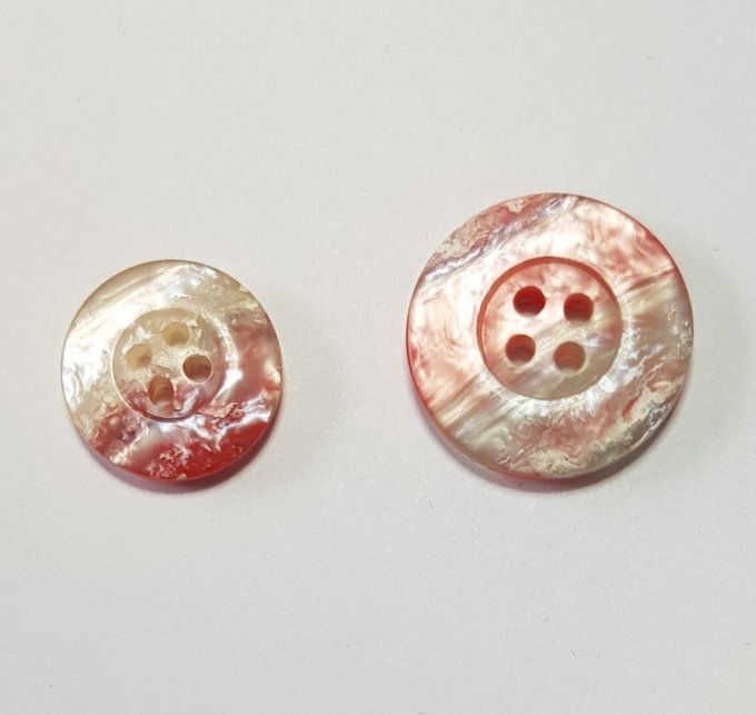 Bouton rond 4 trous en acrylique  rouge blanc nacré  15 ou 18 mm 