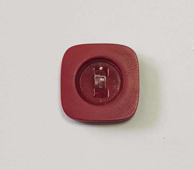 Boutons carré  en acrylique bordeaux  strié  en 15 ou 18mm