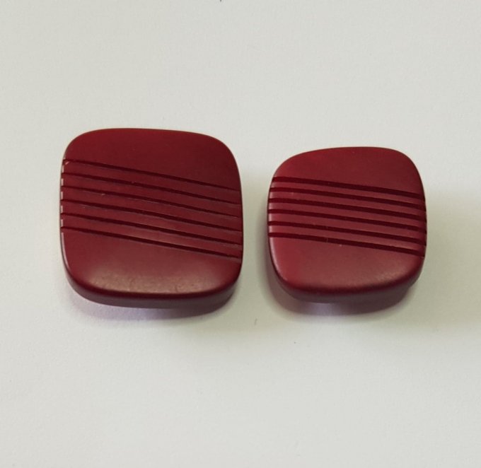 Boutons carré  en acrylique bordeaux  strié  en 15 ou 18mm