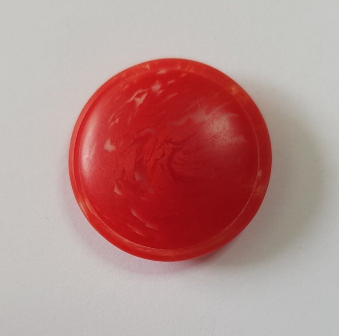 Boutons rond 22mm en acrylique  rouge cerise marbré en transparence 
