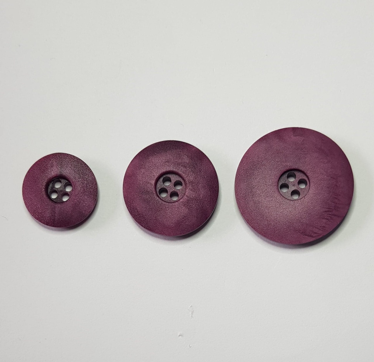 Bouton rond  en acrylique  violet foncé en 18, 22 ou 28 mm  