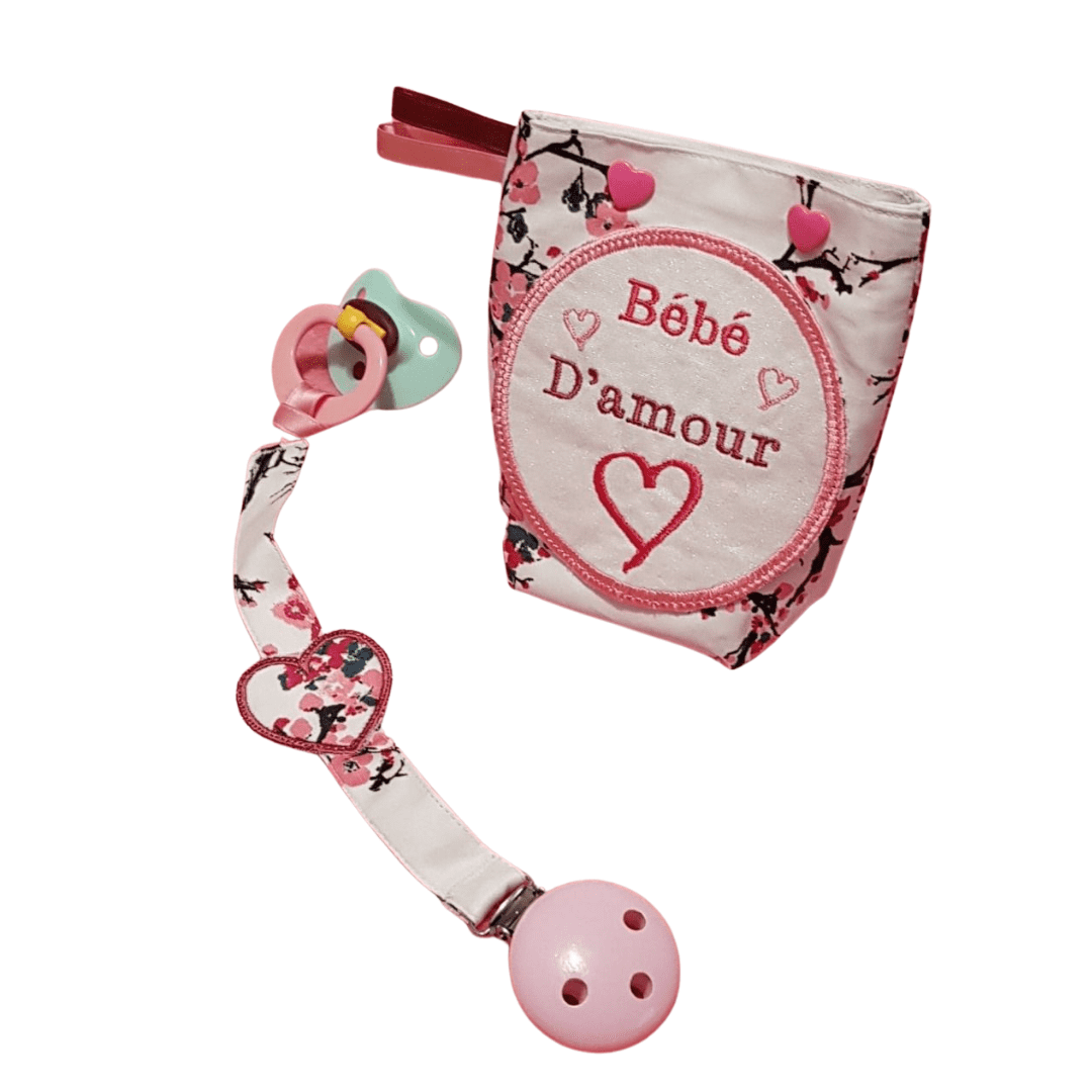Attache  tétine avec sa pochette de rangement